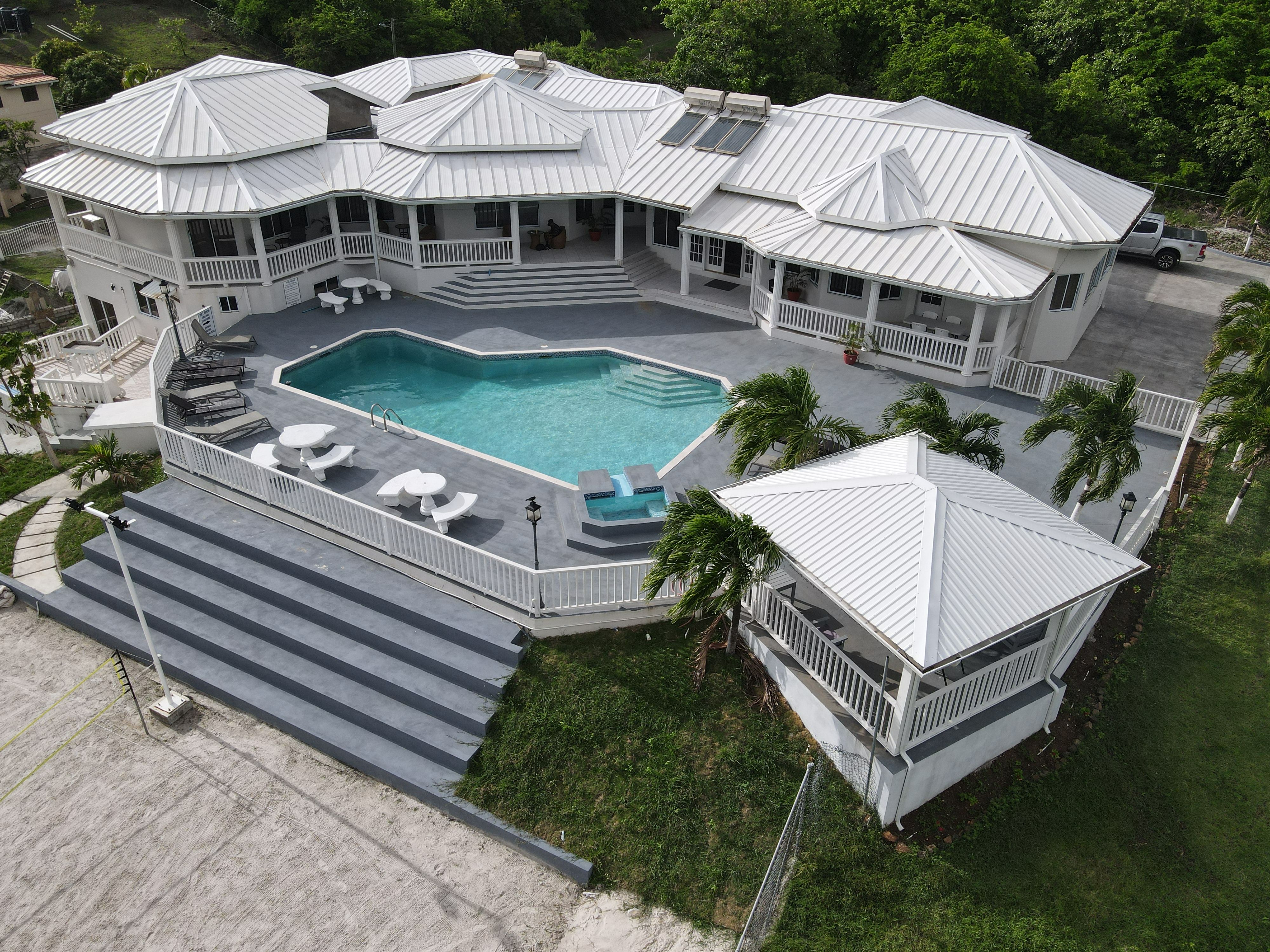 Luxury 5BD Villa - Massive Pool & Outdoor Vibe